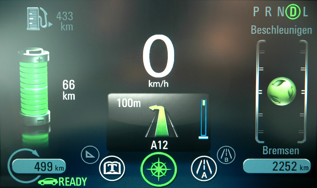Opel Ampera: ... das Effizienzdisplay mit grünem Blätterball rechts. 