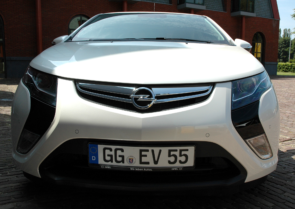 Opel Ampera: Blick auf die Frontpartie des Elektroautos mit Reichweiten-Verlängerer. 