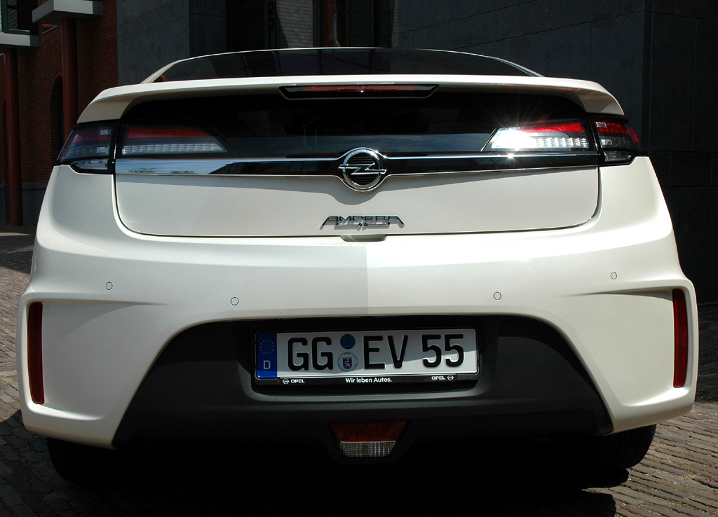 Opel Ampera: Blick auf die wuchtige Heckpartie. 