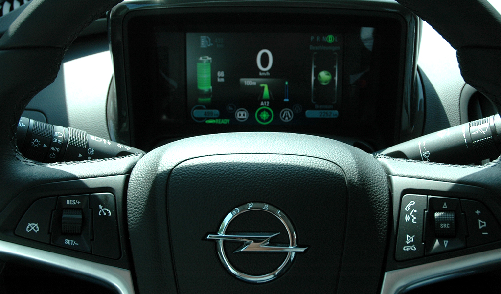 Opel Ampera: Blick durch den Lenkradkranz auf ... 