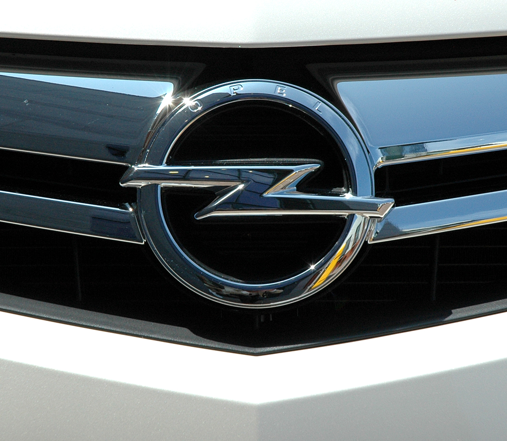 Opel Ampera: Das Markenlogo, der Blitz, sitzt mittig im schmalen Kühlergrill. 