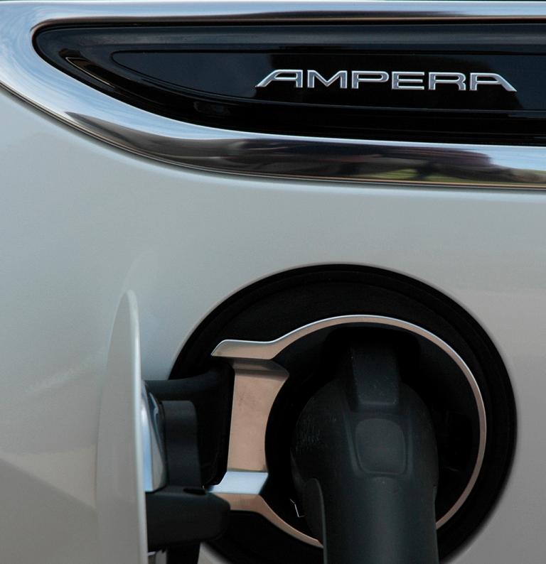 Opel Ampera: Der Anschluss für das Stromkabel befindet sich vorn auf der Fahrerseite. 