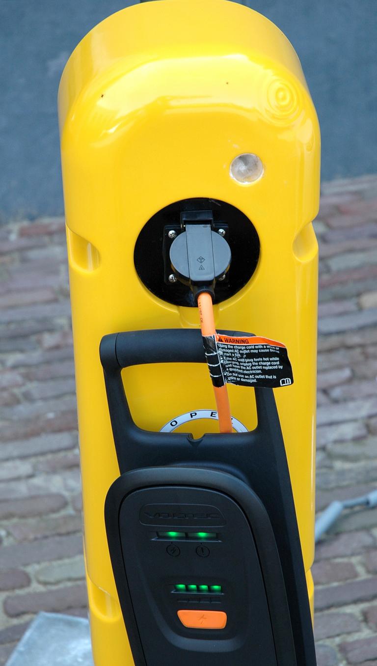 Opel Ampera: Ladestation zum Aufladen der Batterie.