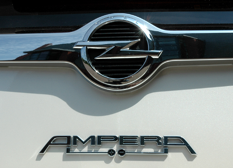 Opel Ampera: Markenlogo und Modellschriftzug auf der Heckklappe. 