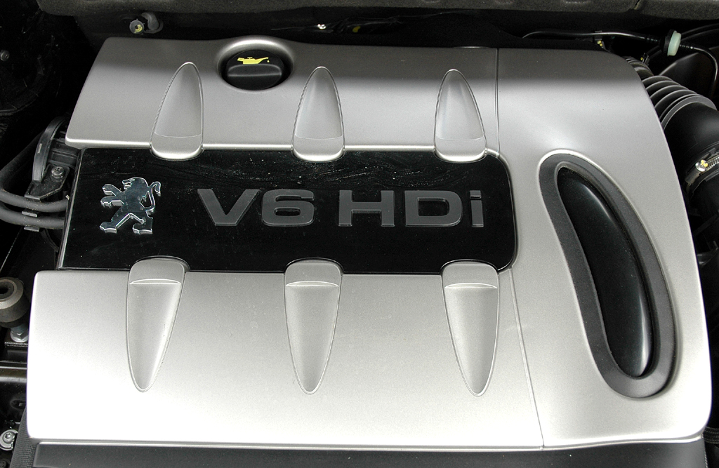 Peugeot 407 Coupé: Blick auf den 3,0-Liter-Sechszylinder-Selbstzünder. 