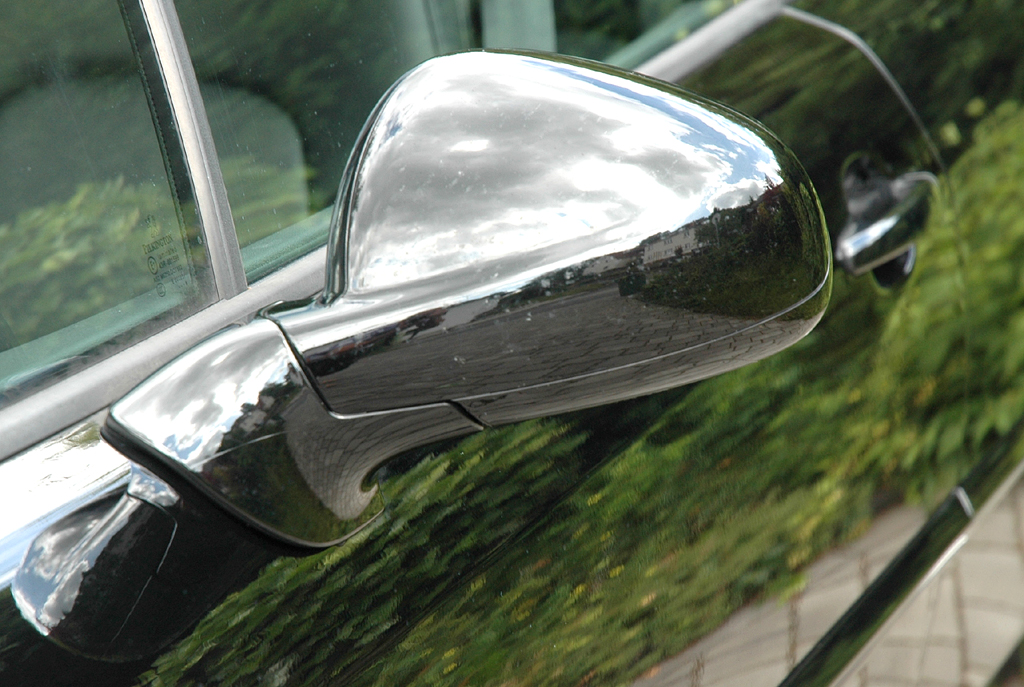 Peugeot 407 Coupé: Blick auf den Außenspiegel an der Fahrerseite. 