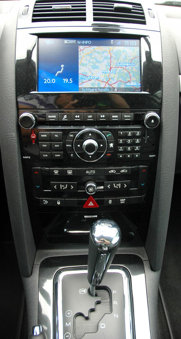 Peugeot 407 Coupé: Blick auf den mittleren Armaturenträger mit dem Getriebewählhebel vorn. 