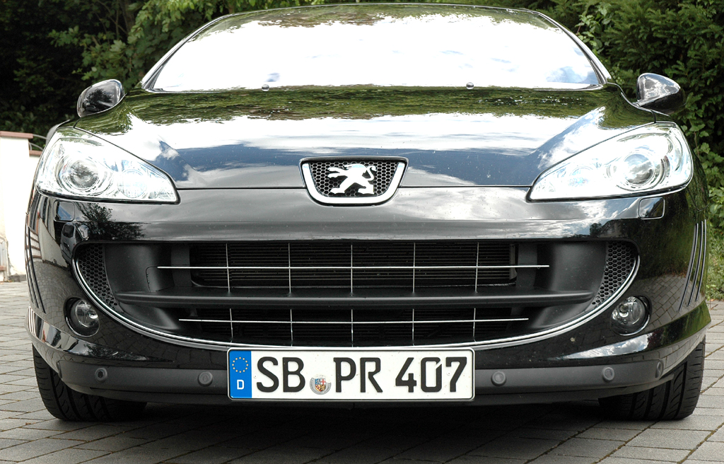 Peugeot 407 Coupé: Blick auf die Frontpartie des sportlich-eleganten Franzosen. 