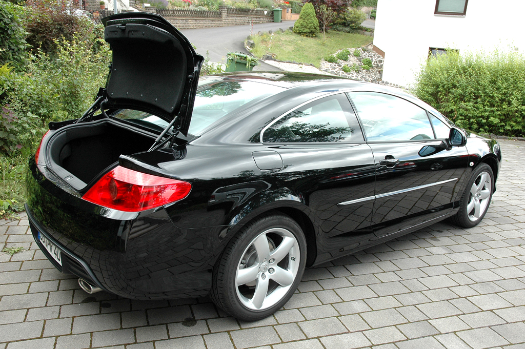 Peugeot 407 Coupé: Ins Gepäckabteil passen mindestens 400 Liter hinein. 