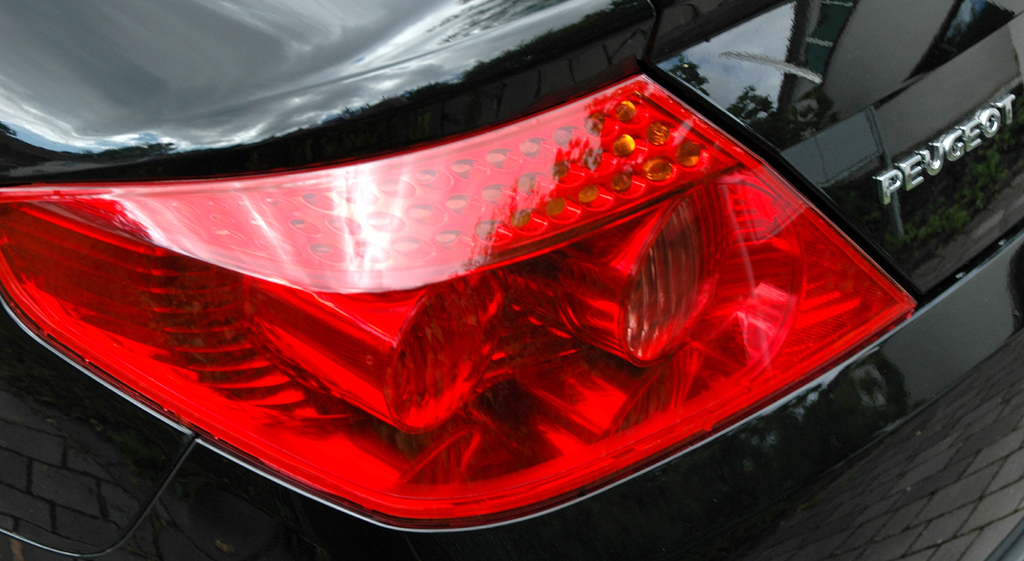 Peugeot 407 Coupé: Moderne Leuchteinheit hinten mit Markenschriftzug. 