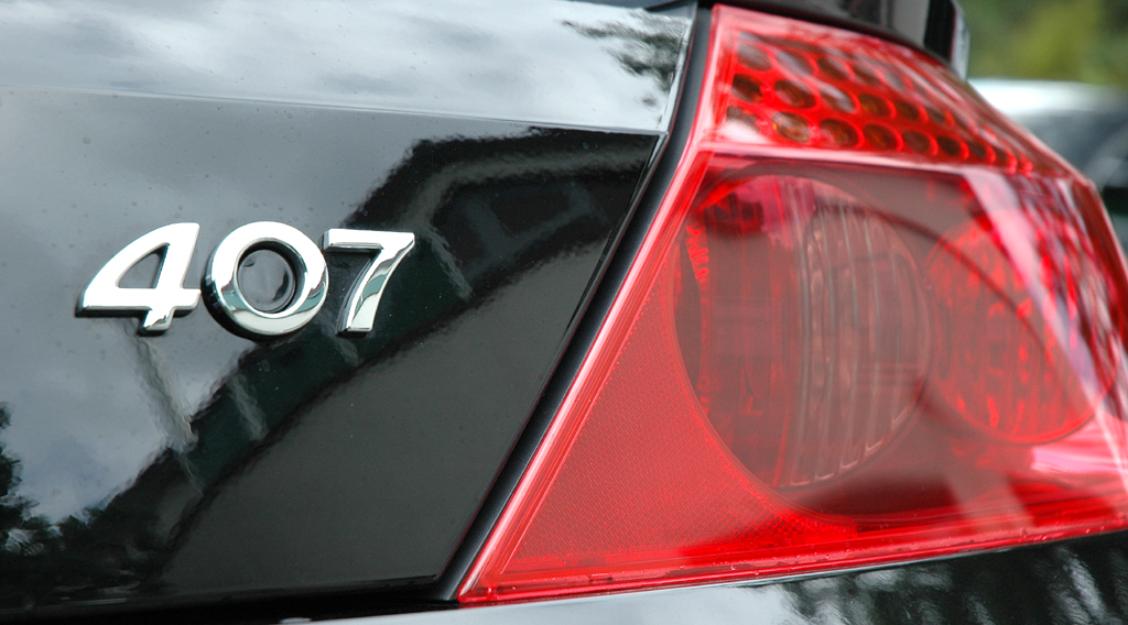 Peugeot 407 Coupé: Moderne Leuchteinheit hinten mit Modellschriftzug. 