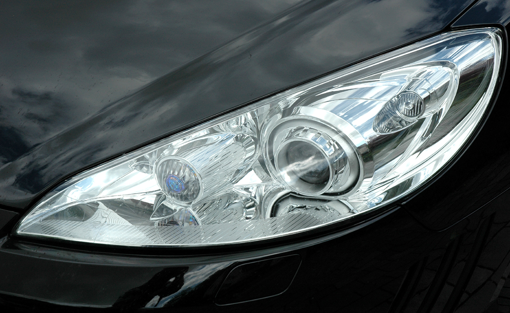 Peugeot 407 Coupé: Moderne Leuchteinheit mit Bi-Xenon-Scheinwerfern vorn. 