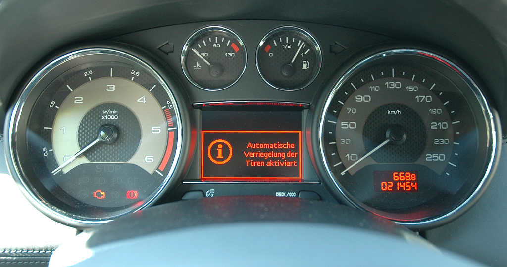 Peugeot RCZ Diesel: Blick durch den Lenkradkranz auf die Rundinstrumentierung. 