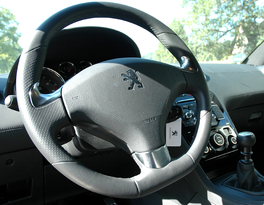 Peugeot RCZ Diesel: Das Sportlederlenkrad ist unten abgeflacht. 