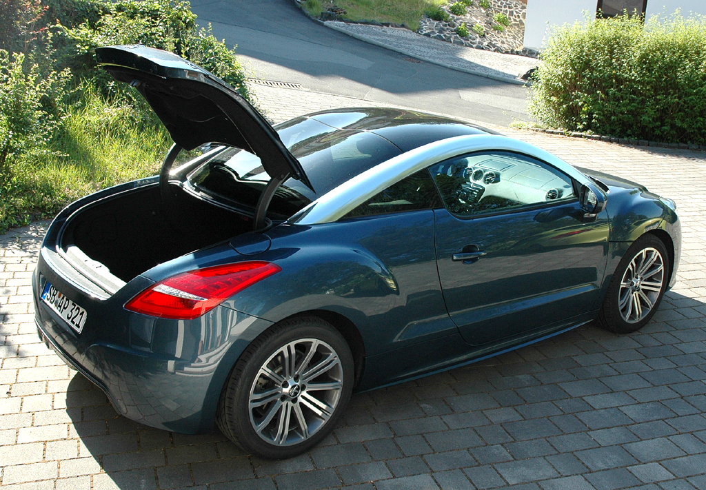 Peugeot RCZ Diesel: Ins Gepäckabteil passen 321 bis 639 Liter hinein. 