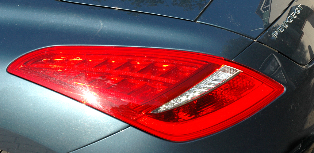 Peugeot RCZ Diesel: Moderne Leuchteinheit hinten. 