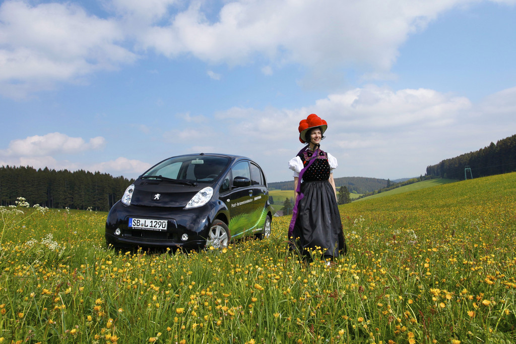 Peugeot stellt zehn Ion für das Projekt „Zukunftsmobilität in der Ferienregion Schwarzwald“ zur Verfügung.