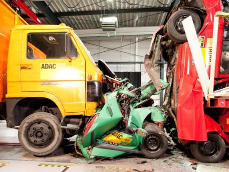 Pkw völlig zerquetscht Quelle: ADAC