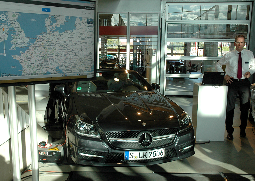 Ralf Lamberti bei einer Präsentation am Mercedes SLK. 
