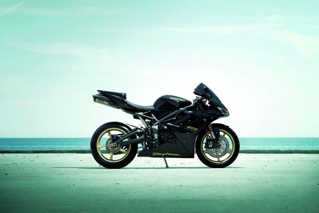 Regelrecht zierlich ruht die Daytona auf dem Seitenständer. 