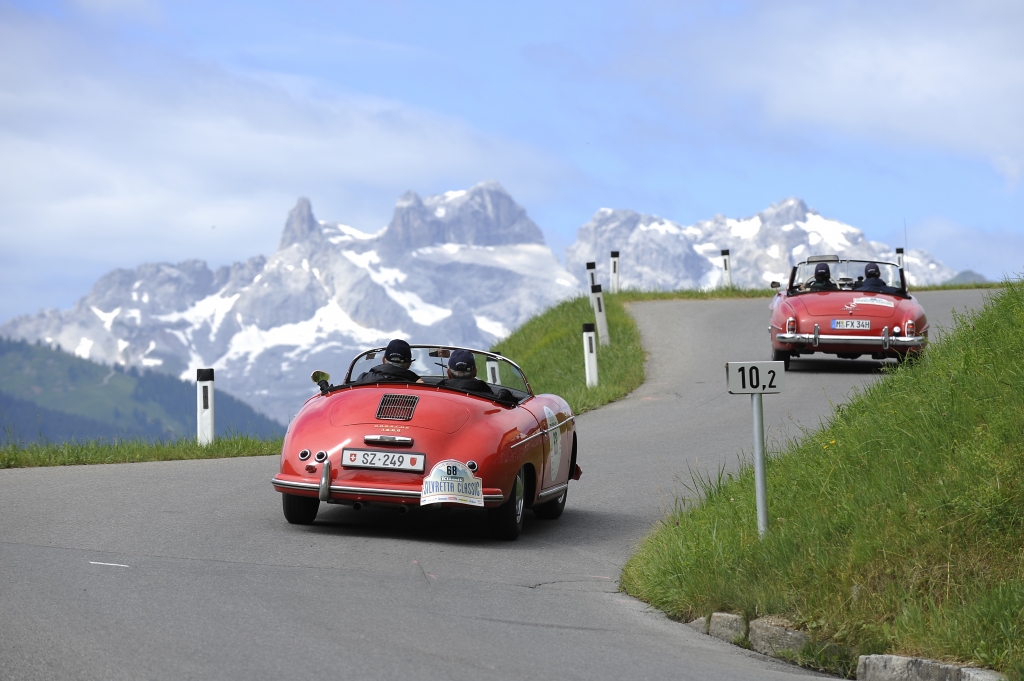 Schauspieler Jürgen Vogel mit Jaguar E-Type bei der Silvretta Classic