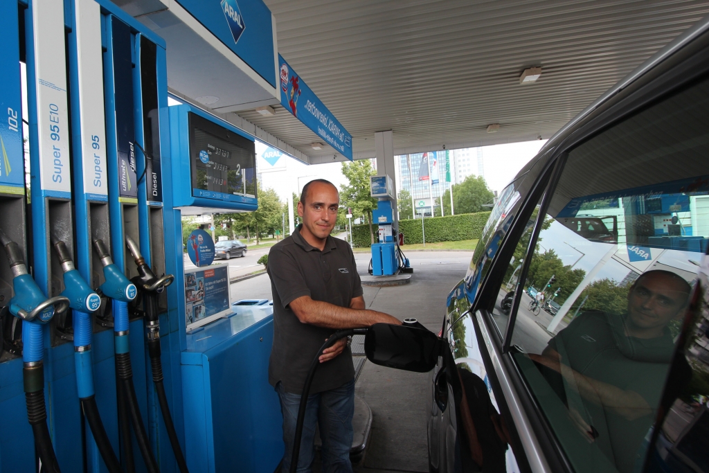 Seltenes BildML 250 Bluetec beim Tanken.