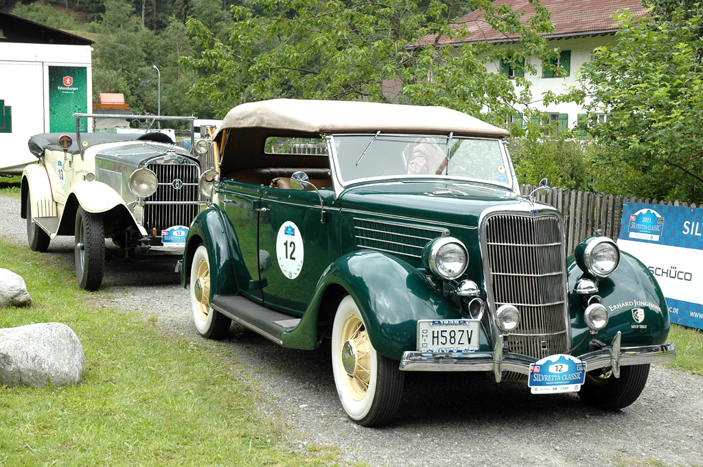 Silvretta Classic Rallye 2011: Ford V8 Phantom aus 1935 (vorn), Horch 400 Tourer aus 1930.