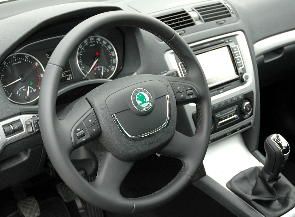Skoda Octavia LPG: Blick ins funktionell gestaltete Cockpit. Die Bedienung fällt leicht. 