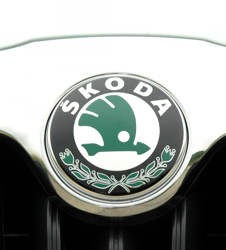 Skoda Octavia LPG: Das Markenlogo sitzt vorn auf der Motorhaube auf dem Kühlergrill. 