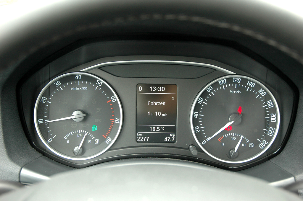 Skoda Octavia LPG: Die Rundinstrumentierug enthält auch eine Anzeige für die jeweilige Betriebsart. 