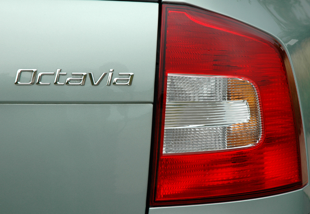 Skoda Octavia LPG: Moderne Leuchteinheit hinten mit Modellschriftzug. 