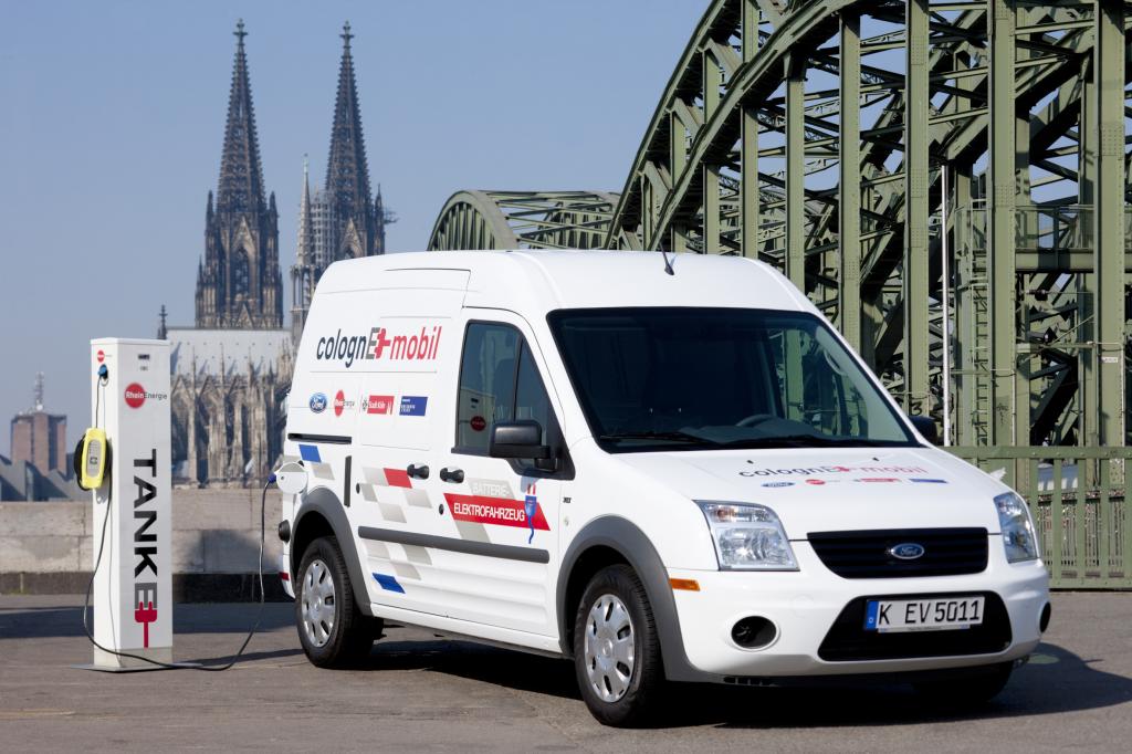 So schön kann Tanken sein - der elektrisch betriebene Transit Connect beim Laden der Batterien mit Blick auf den Kölner Dom. 
