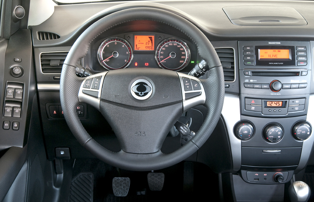 SsangYong Korando: Blick ins recht übersichtlich gestaltete Cockpit. 