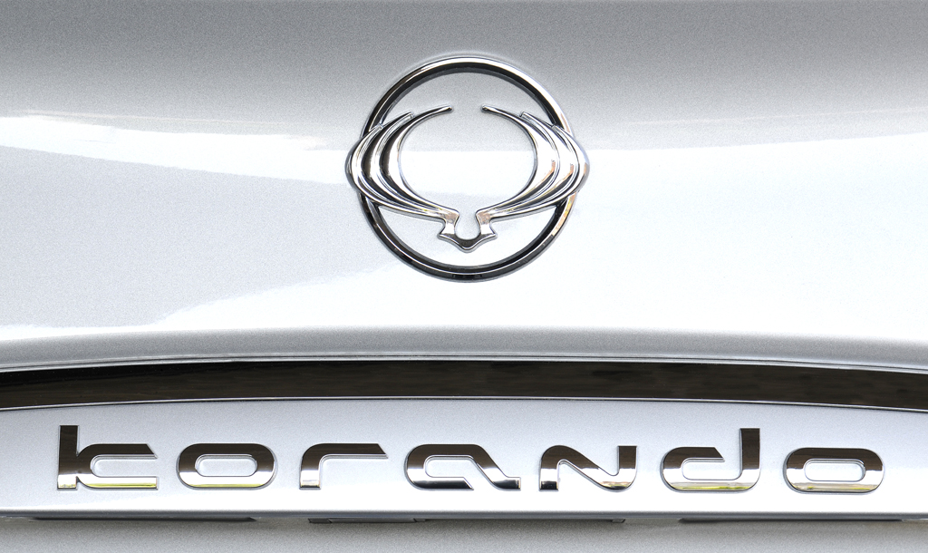 SsangYong Korando: Das Markenlogo sitzt hinten auf der Heckklappe über dem Modellschriftzug.