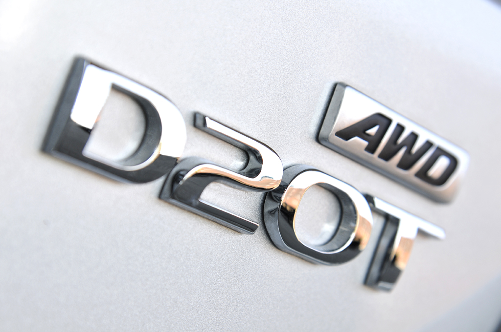 SsangYong Korando: Motorisierungs- und Antriebsschriftzug am Heck.