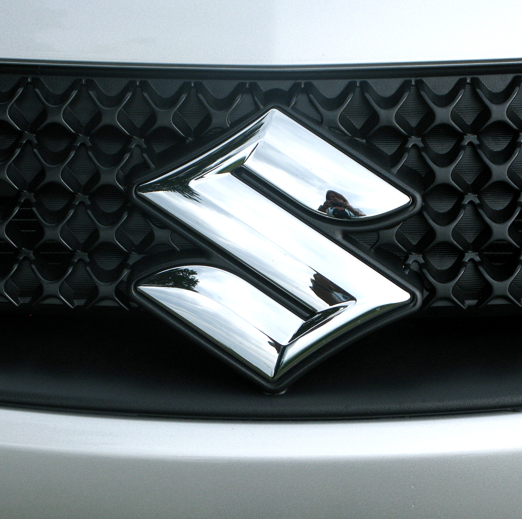 Suzuki SX4: Das Markenlogo sitzt vorn mittig in der kleinen Kühlergrill-Leiste oben. 