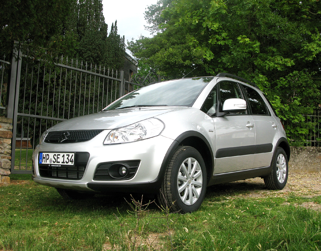 Suzuki SX4, hier als Fließheck, auch eine viertürige Stufenheckversion gibt es. 