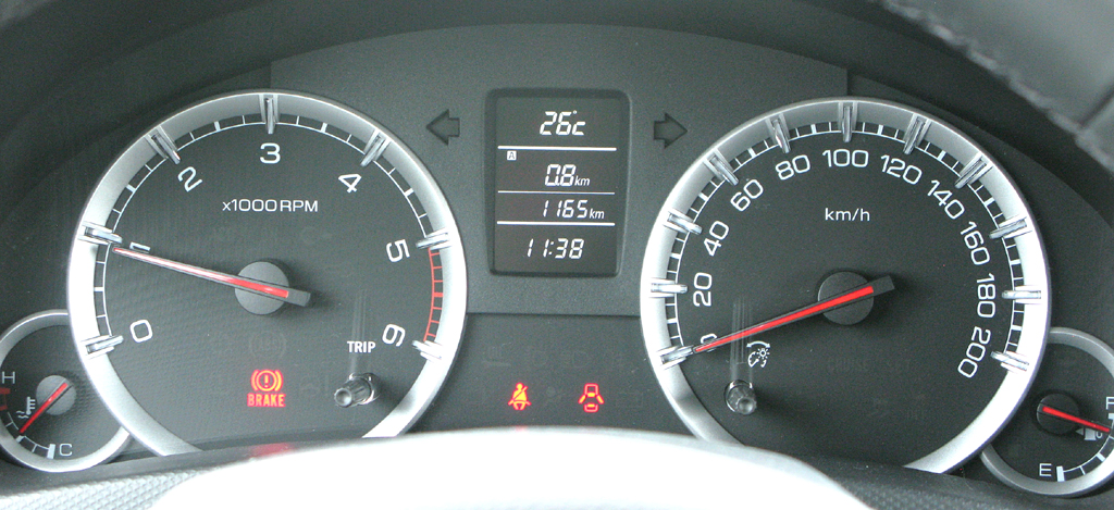 Suzuki Swift: Blick durch den Lenkradkranz auf die Rundinstrumentierung. 