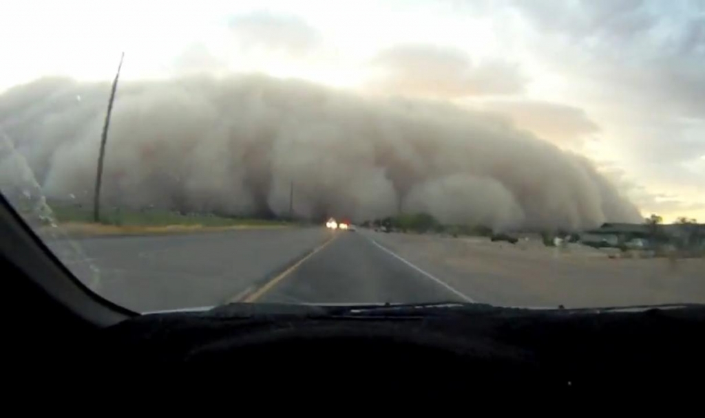 Unstoppbar: Fahrt durch Staubwolke im Sturm in Arizona, USA