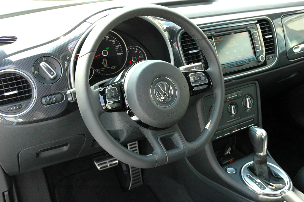 VW Beetle: Blick ins übersichtlich gestaltete Cockpit, in dem die Vase jetzt fehlt.