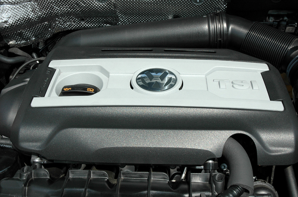 VW Beetle: Blick unter die Haube, hier des Spitzenmodells, des 200-PS-Benziners.