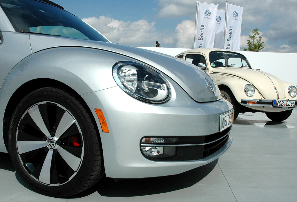 VW Beetle: Der neue Käfer und einer der Vorgänger.