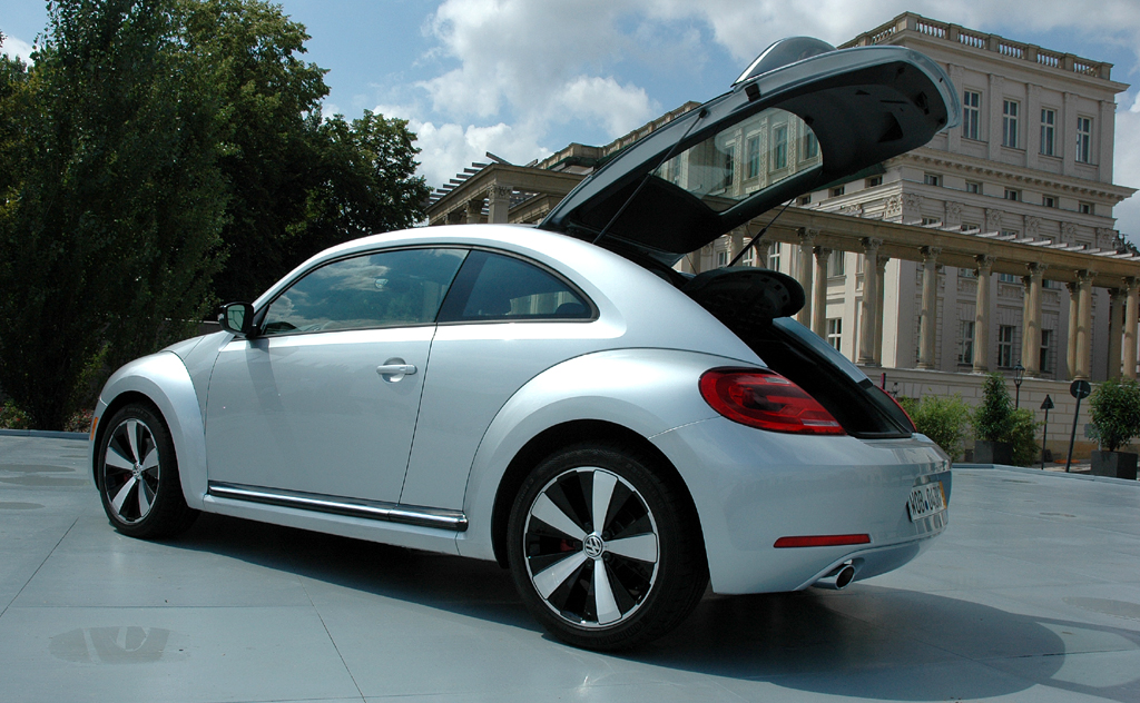 VW Beetle: Unter der großen Heckklappe passen 310 bis 905 Liter ins Gepäckabteil 