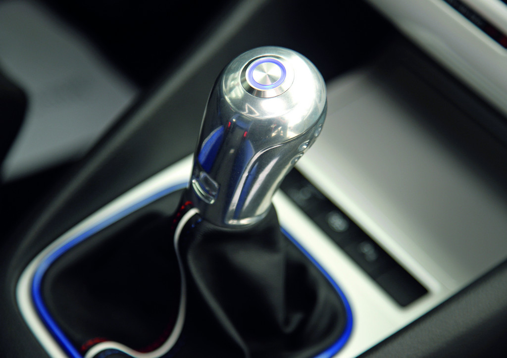 Volkswagen Golf GTI Reifnitz mit Start-Knopf im Schalthebel.