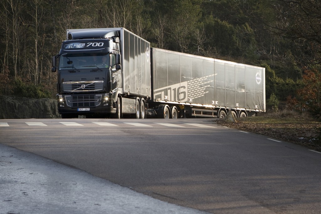 Volvo Trucks senkt CO2-Ausstoß der Werkstransporte