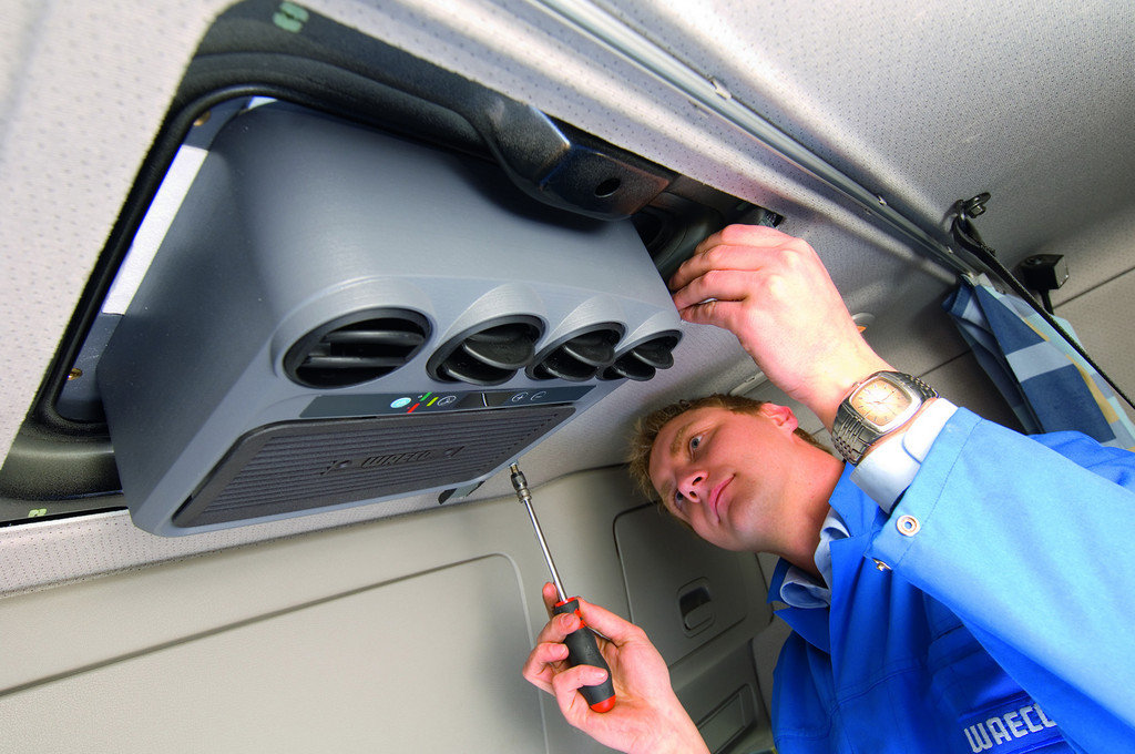 Waeco CoolAir SP 950 Split-Klimaanlage mit Dachverdampfer.