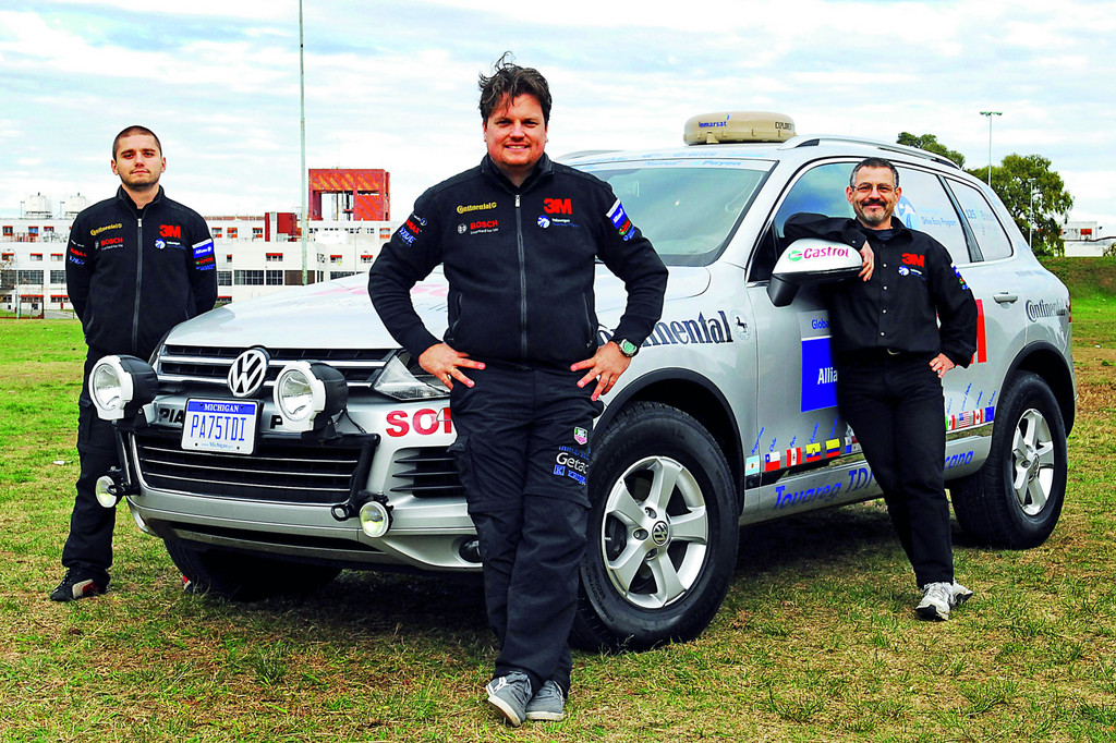 Weltrekordversuch mit Touareg geglückt: Streckenrekord auf der Panamericana geknackt. Das Team der Panamericana: Team-Chef Rainer Zietlow, Juan Carlos Fernandez und Marius Biela.
