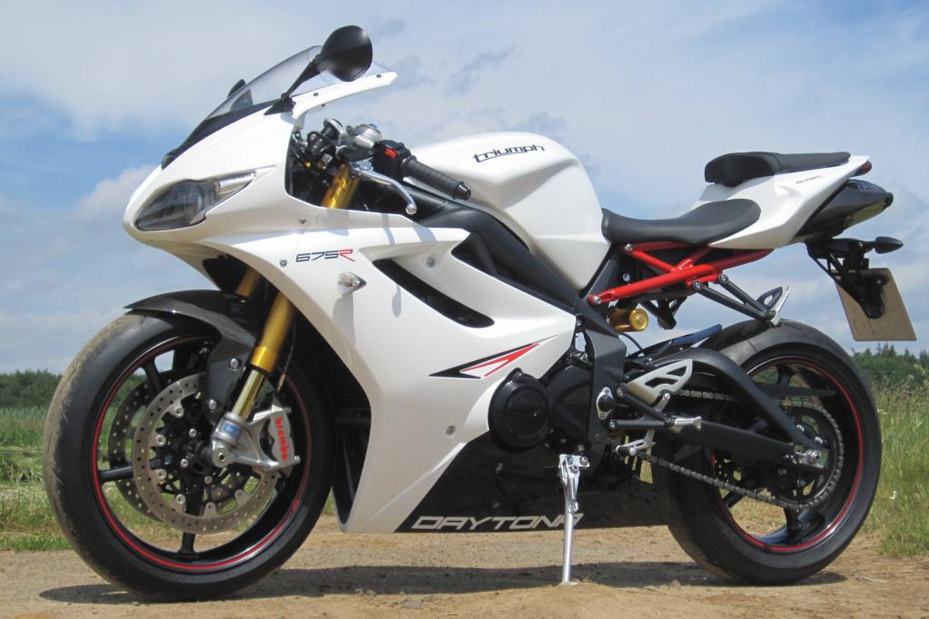 Wer beabsichtigt, seiner Triumph auf dem Nürburg- oder Sachsenring die Sporen zu geben, der wird mit der 675R keinesfalls einen Fehler machen. 