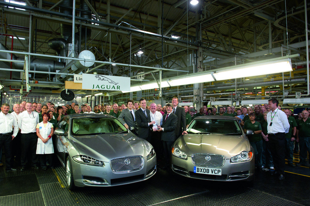 „Auto des Jahrzehnts“: Preisverleihung im Jaguar-Werk Castle Bromwich mit dem allerersten dort gebauten XF und frisch vom Band gerollten XF des Modelljahrgangs 2012.