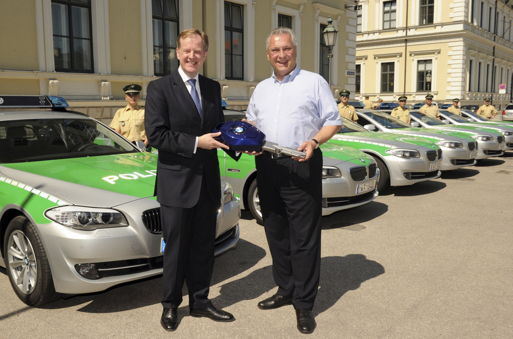 Übergabe von zehn neuen BMW 5er Touring als Streifenwagen für die Bayerische Polizei, Bayerisches Staatsministerium des Innern: Innenminister Joachim Herrmann, Alexander Thorwirth, Leiter Vertrieb an Behörden der BMW Group (v. r. n. l.).